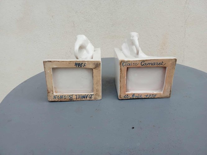 paire de serre-livres en faïence craquelée 