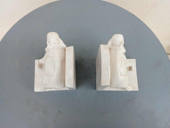 paire de serre-livres en faïence craquelée 