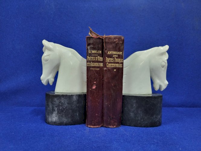 PAIRE DE SERRE LIVRES EN MARBRE TETE DE CHEVAL