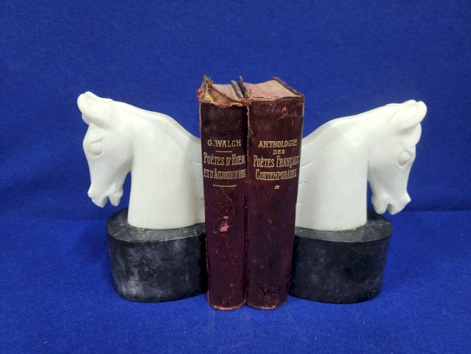 PAIRE DE SERRE LIVRES EN MARBRE TETE DE CHEVAL