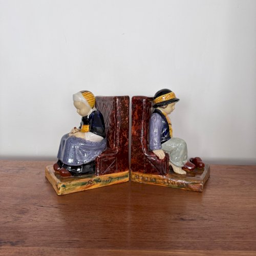 Paire de serre-livres HB Quimper par Berthe Savigny enfants assis M3696