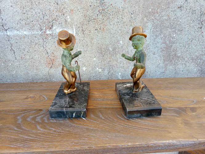 Paire de serre-livres original en métal patiné