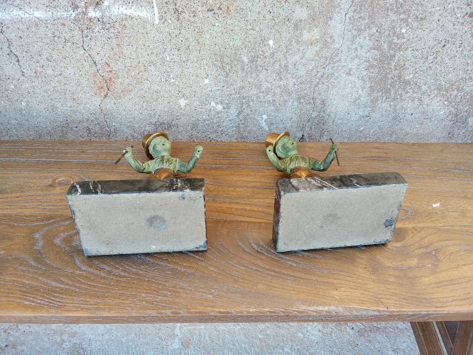 Paire de serre-livres original en métal patiné