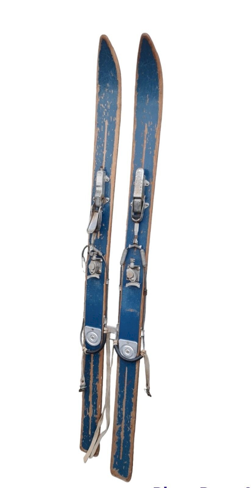 Paire de skis en bois vers 1920 avec fixations à lanières. - Lot 90 Paire de skis en bois vers 1920 avec fixations à lanières. - Lot 90