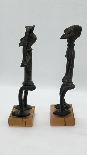 PAIRE DE STATUES AFRICAINES EN BRONZE SUR SOCLE EN PLEXIGLAS N°3