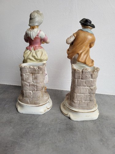 PAIRE DE STATUES EN PORCELAINE ANCIENNE VASE A FLEURS
