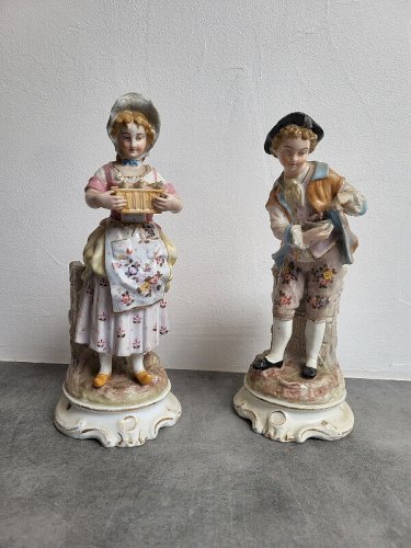 PAIRE DE STATUES EN PORCELAINE ANCIENNE VASE A FLEURS