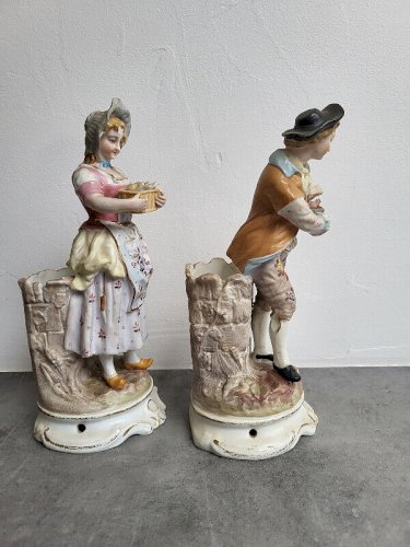 PAIRE DE STATUES EN PORCELAINE ANCIENNE VASE A FLEURS