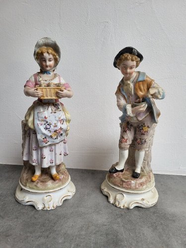PAIRE DE STATUES EN PORCELAINE ANCIENNE VASE A FLEURS