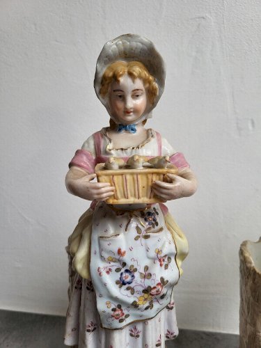PAIRE DE STATUES EN PORCELAINE ANCIENNE VASE A FLEURS