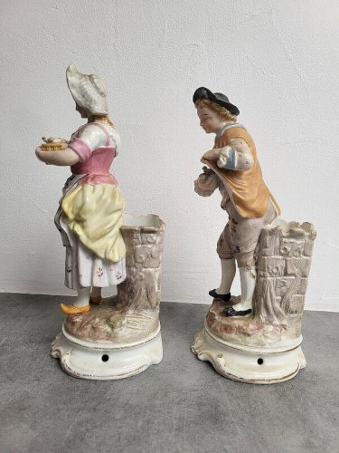 PAIRE DE STATUES EN PORCELAINE ANCIENNE VASE A FLEURS