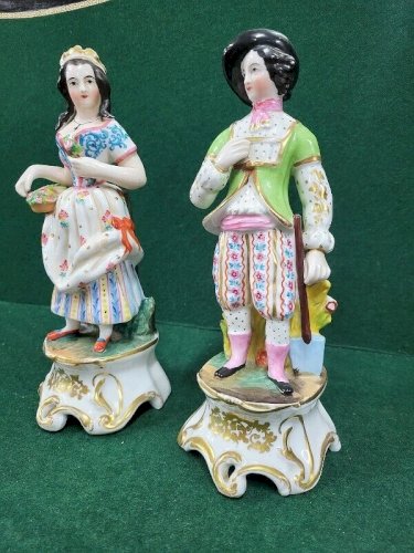 PAIRE DE STATUETTES EN PORCELAINE DU XVIII ème SIECLE