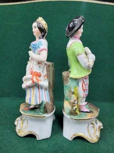 PAIRE DE STATUETTES EN PORCELAINE DU XVIII ème SIECLE