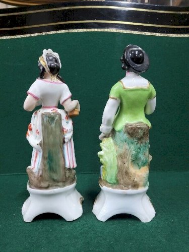 PAIRE DE STATUETTES EN PORCELAINE DU XVIII ème SIECLE
