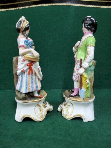 PAIRE DE STATUETTES EN PORCELAINE DU XVIII ème SIECLE