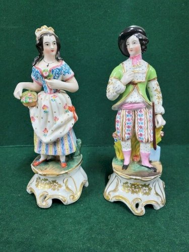PAIRE DE STATUETTES EN PORCELAINE DU XVIII ème SIECLE