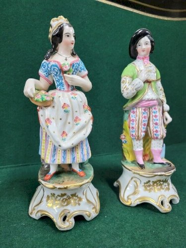 PAIRE DE STATUETTES EN PORCELAINE DU XVIII ème SIECLE