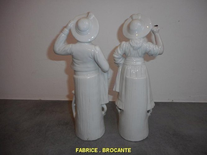 PAIRE DE STATUETTES EN PORCELAINE
