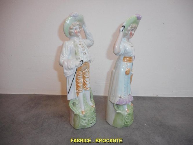 PAIRE DE STATUETTES EN PORCELAINE