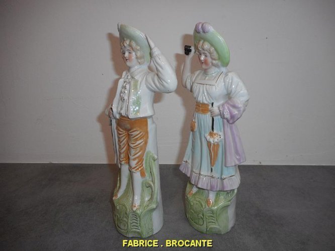 PAIRE DE STATUETTES EN PORCELAINE