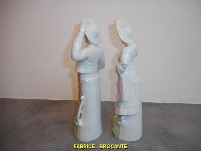 PAIRE DE STATUETTES EN PORCELAINE