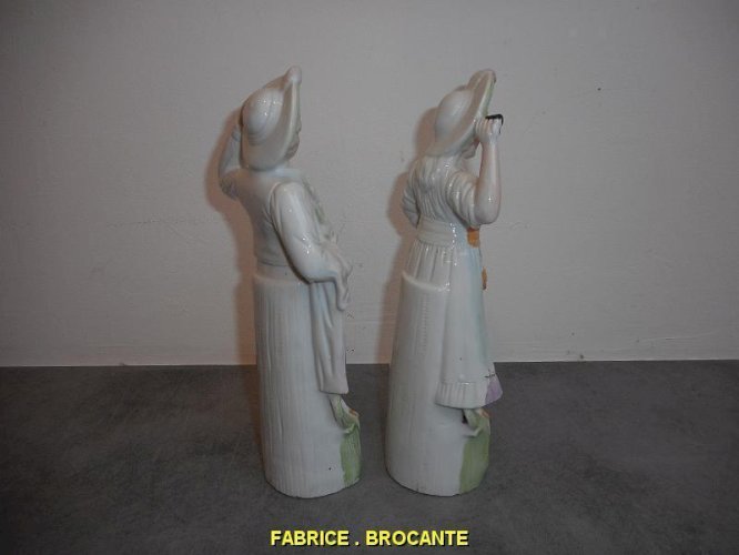 PAIRE DE STATUETTES EN PORCELAINE