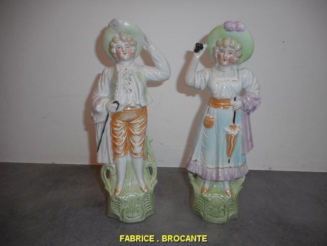 PAIRE DE STATUETTES EN PORCELAINE
