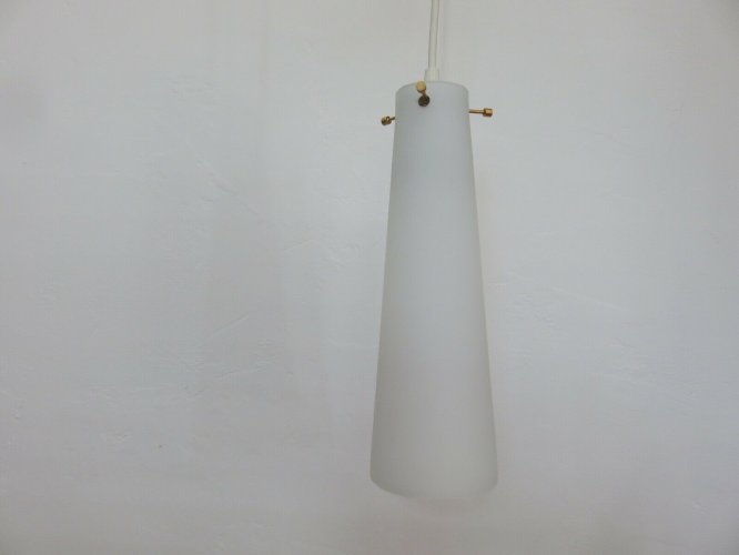 PAIRE DE SUSPENSIONS SCANDINAVES OPALINE ET LAITON ANNEES 60 70 VINTAGE