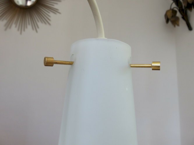 PAIRE DE SUSPENSIONS SCANDINAVES OPALINE ET LAITON ANNEES 60 70 VINTAGE