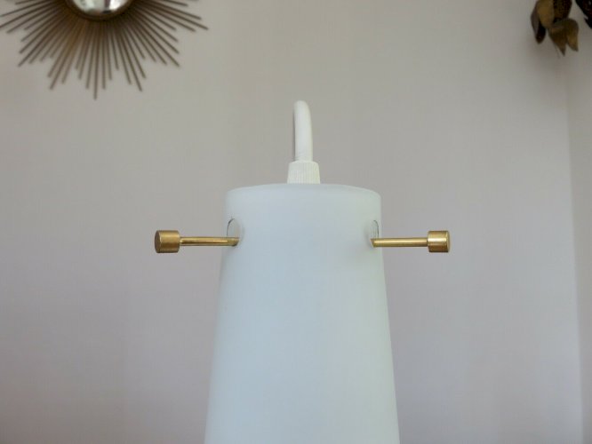 PAIRE DE SUSPENSIONS SCANDINAVES OPALINE ET LAITON ANNEES 60 70 VINTAGE