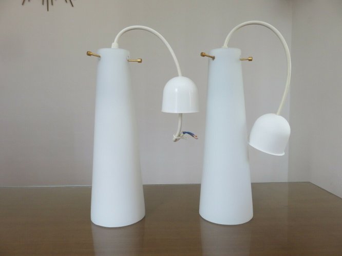 PAIRE DE SUSPENSIONS SCANDINAVES OPALINE ET LAITON ANNEES 60 70 VINTAGE