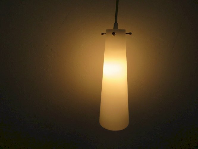 PAIRE DE SUSPENSIONS SCANDINAVES OPALINE ET LAITON ANNEES 60 70 VINTAGE
