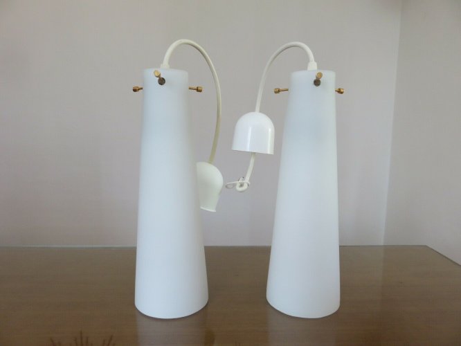 PAIRE DE SUSPENSIONS SCANDINAVES OPALINE ET LAITON ANNEES 60 70 VINTAGE