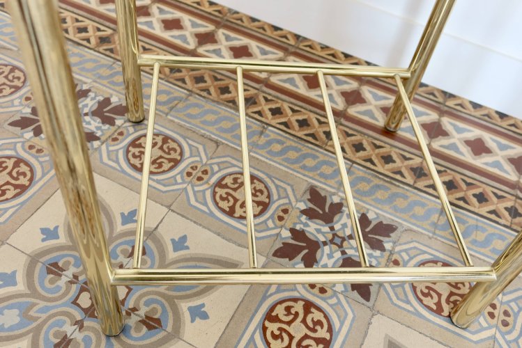 Paire de tables de chevet métal doré et plateau verre miroir