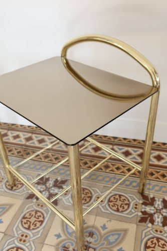 Paire de tables de chevet métal doré et plateau verre miroir