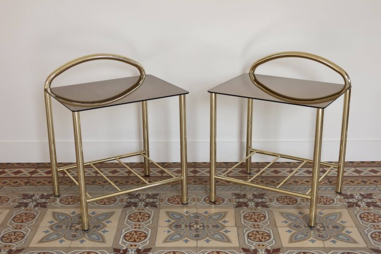 Paire de tables de chevet métal doré et plateau verre miroir