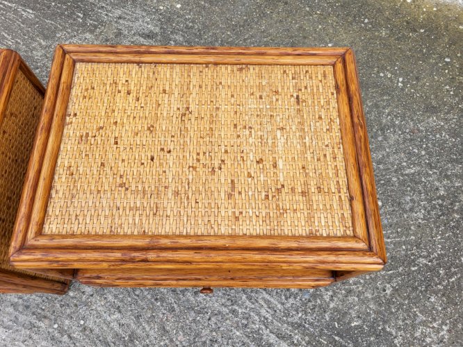 PAIRE DE TABLES DE NUIT CHEVETS A TIROIRS ROTIN DE MAUGRION VINTAGE