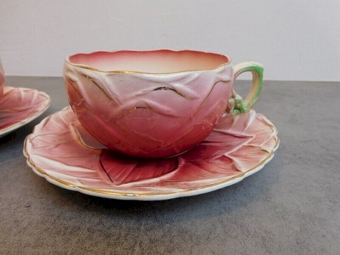 PAIRE DE TASSES TETE A TETE EN BARBOTINE