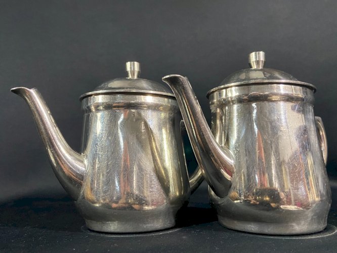 Paire de théières cafetières individuelles en métal argenté d'hôtellerie