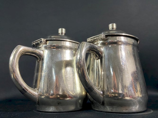 Paire de théières cafetières individuelles en métal argenté d'hôtellerie