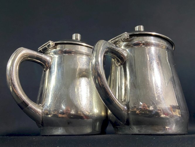 Paire de théières cafetières individuelles en métal argenté d'hôtellerie