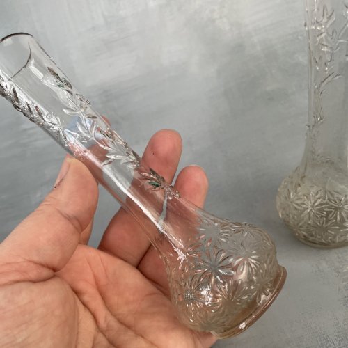 Paire de vase ancien en verre pressé moulé a décor de végétaux en relief