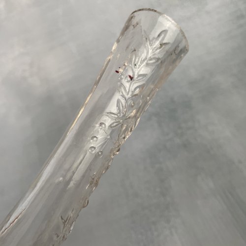 Paire de vase ancien en verre pressé moulé a décor de végétaux en relief