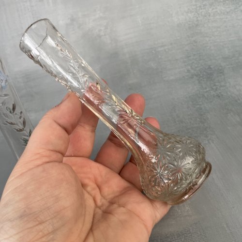 Paire de vase ancien en verre pressé moulé a décor de végétaux en relief