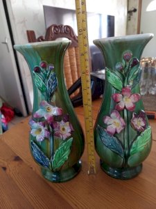 Paire de Vases Anciens en Barbotine Art Nouveau – Décor Floral