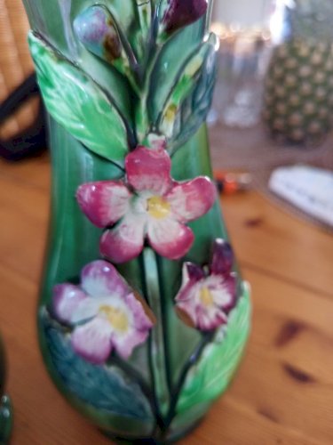 Paire de Vases Anciens en Barbotine Art Nouveau – Décor Floral