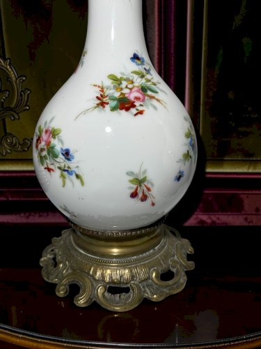Paire de vases anciens en porcelaine peinte à la main et bronze – Décor floral – Anciens pieds de lampe 