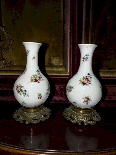 Paire de vases anciens en porcelaine peinte à la main et bronze – Décor floral – Anciens pieds de lampe 