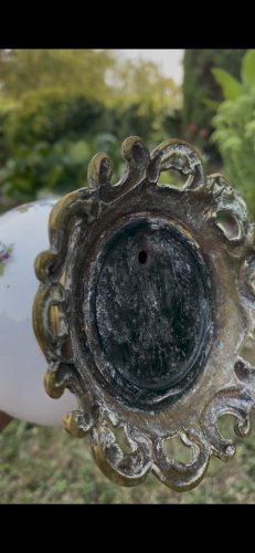 Paire de vases anciens en porcelaine peinte à la main et bronze – Décor floral – Anciens pieds de lampe 