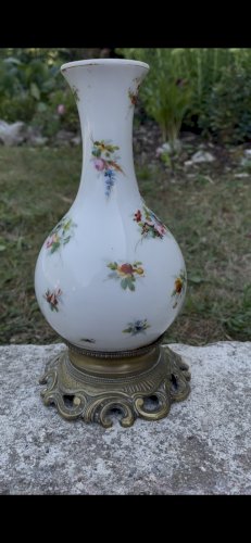 Paire de vases anciens en porcelaine peinte à la main et bronze – Décor floral – Anciens pieds de lampe 